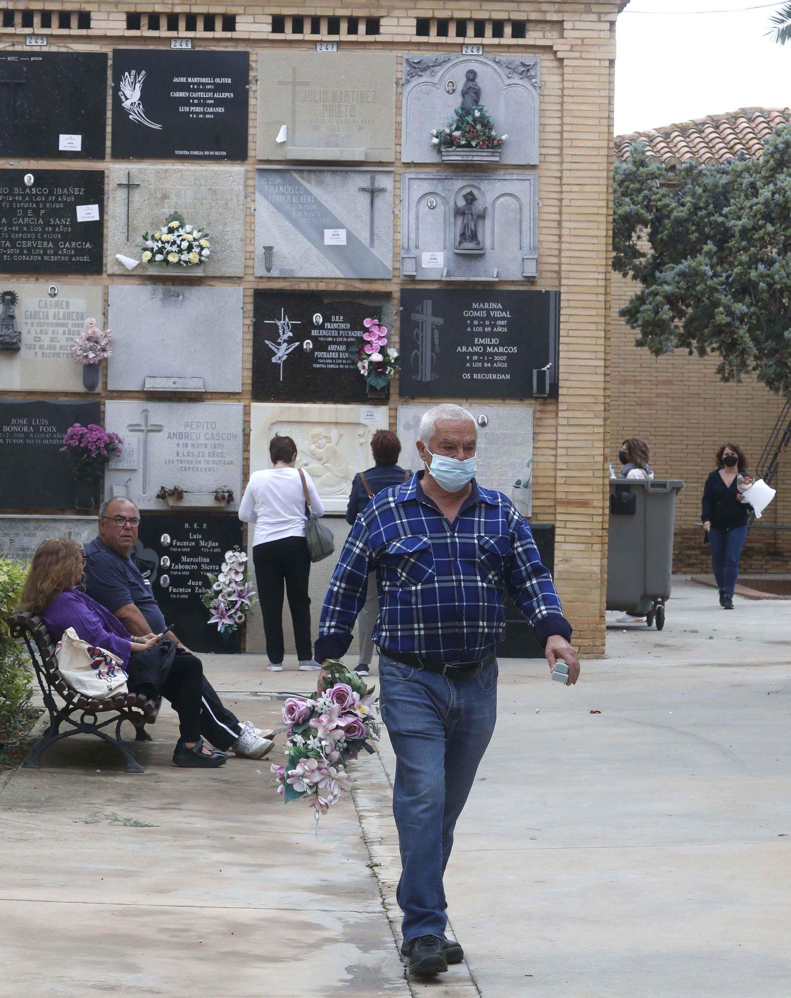 Masiva presencia en los cementerios en vísperas de Todos los Santos