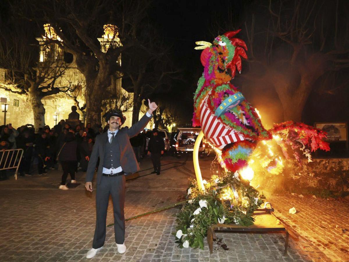 O Galo Fodorico, en llamas. | GUSTAVO  SANTOS