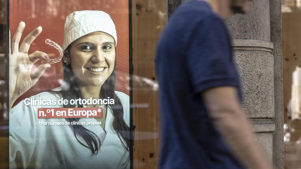 Un anuncio de ortodoncias invisibles en una calles de Barcelona.