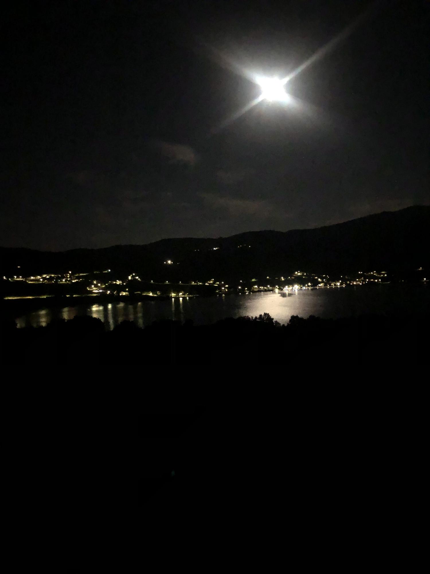 Castrelo de Miño, bajo la luna.jpg