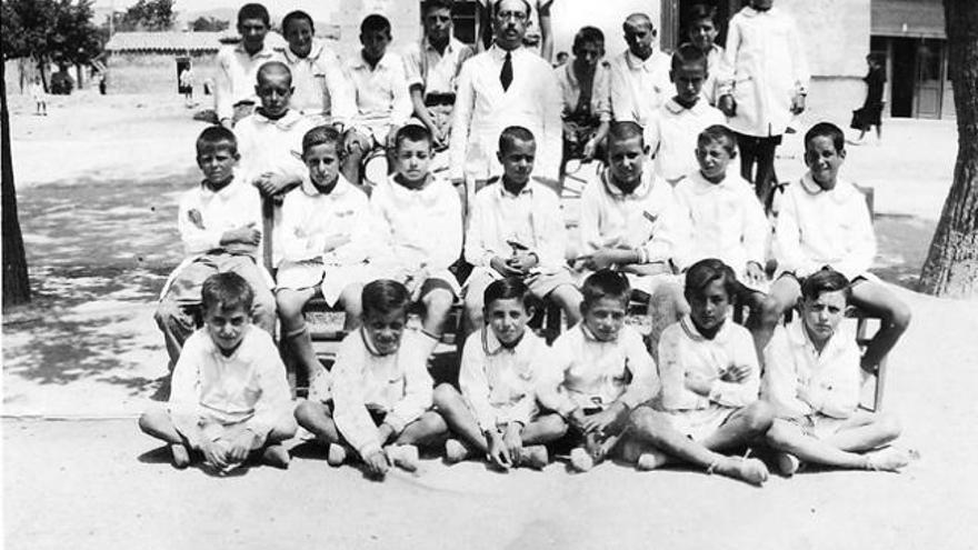Escuela Graduada, 1933. Sentado en el suelo, el tercero desde la izquierda. En el centro, el maestro Emilio García Rovira.
