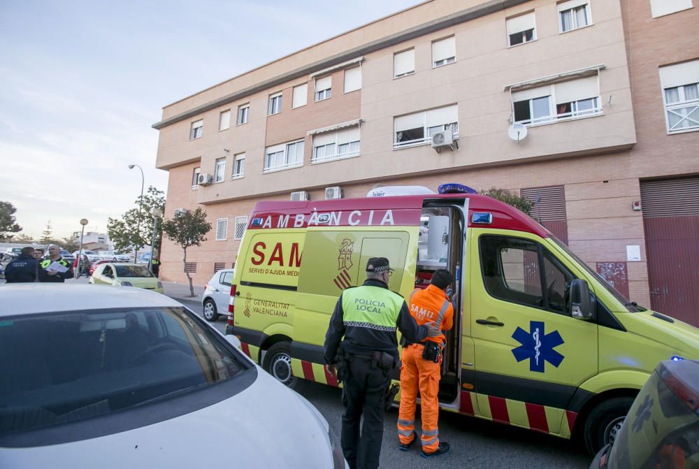 Herida una mujer al caer al vacío mientras limpiaba en su casa de Alicante.