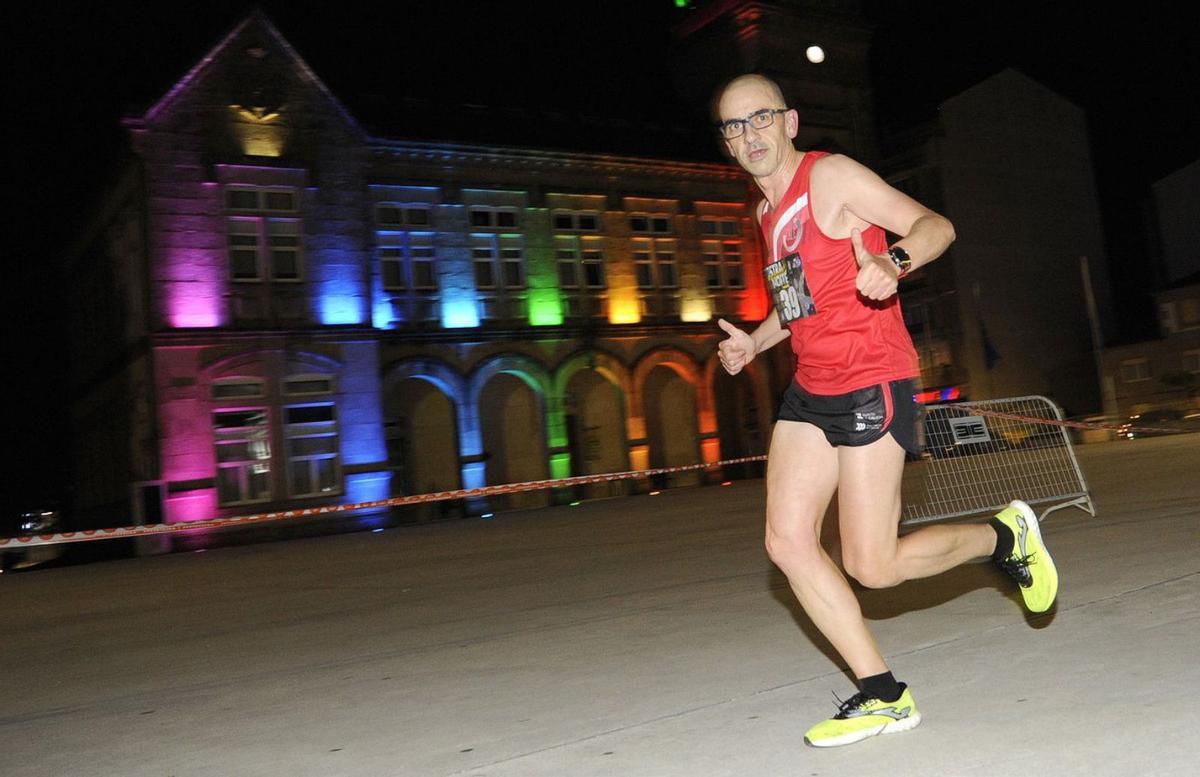 El atleta local Manuel Ángel 
Carracedo, pasando por delante del 
consistorio.   | // BERNABÉ/JAVIER LALÍN