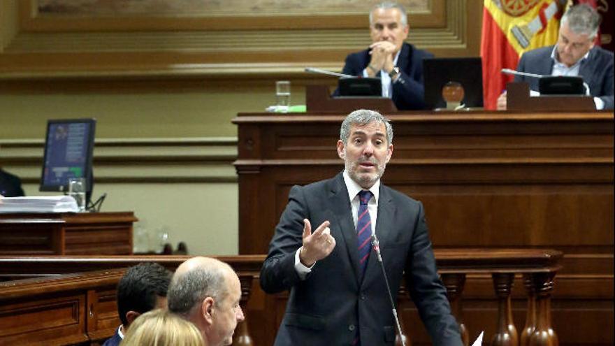 Fernando Clavijo en el pleno del Parlamento de Canarias.