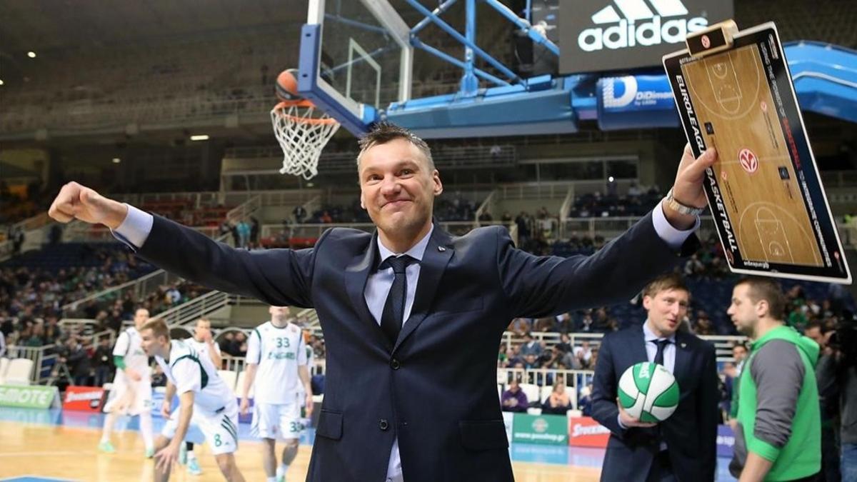 Jasikevicius saluda a la afición del Panathinaikos en su vuelta a Atenas donde jugó