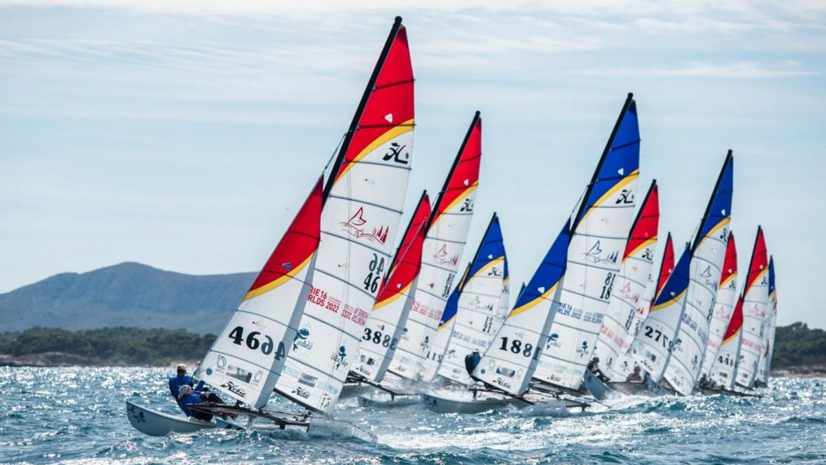 Els catamarans en plena regata en aigües empordaneses