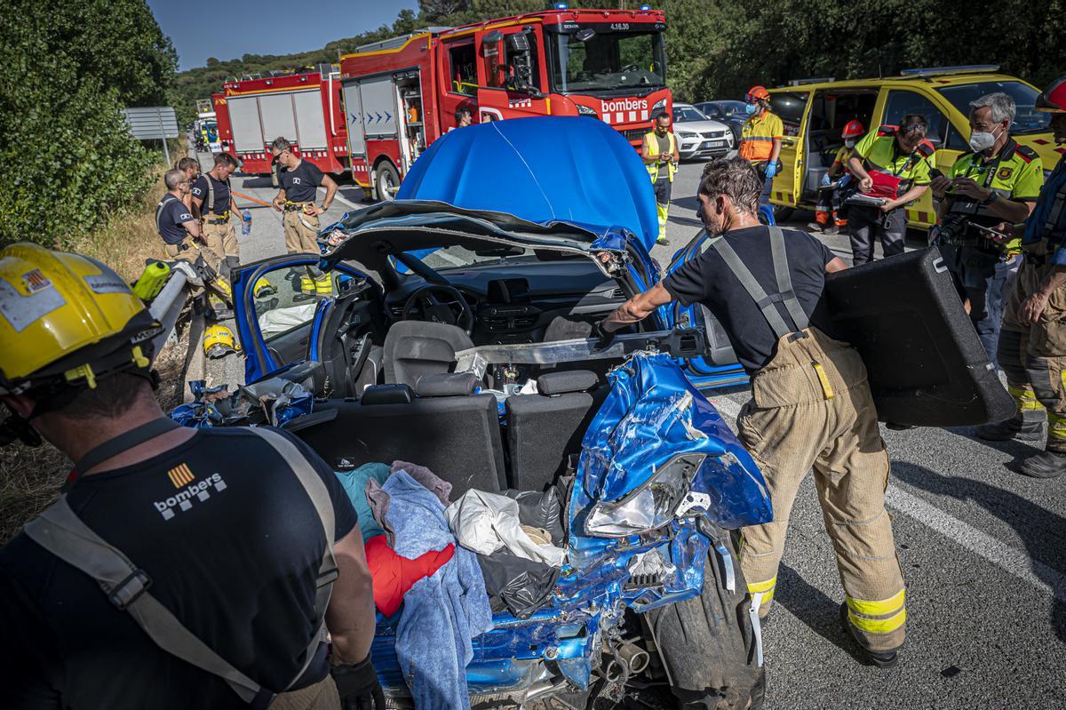 Un mort i tres ferits al col·lidir un cotxe i un autocar a l’AP-7 a Sant Celoni