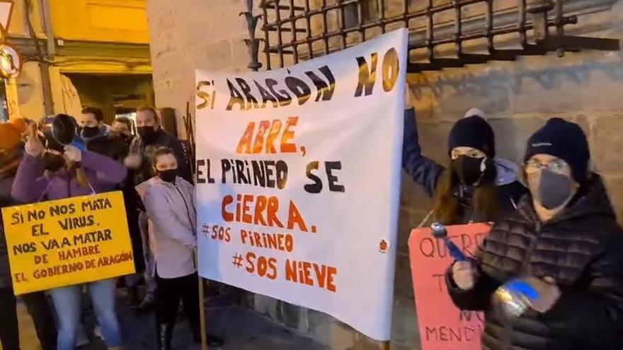 La cacerolada de los empresarios pirenaicos en Jaca acaba en escrache al alcalde