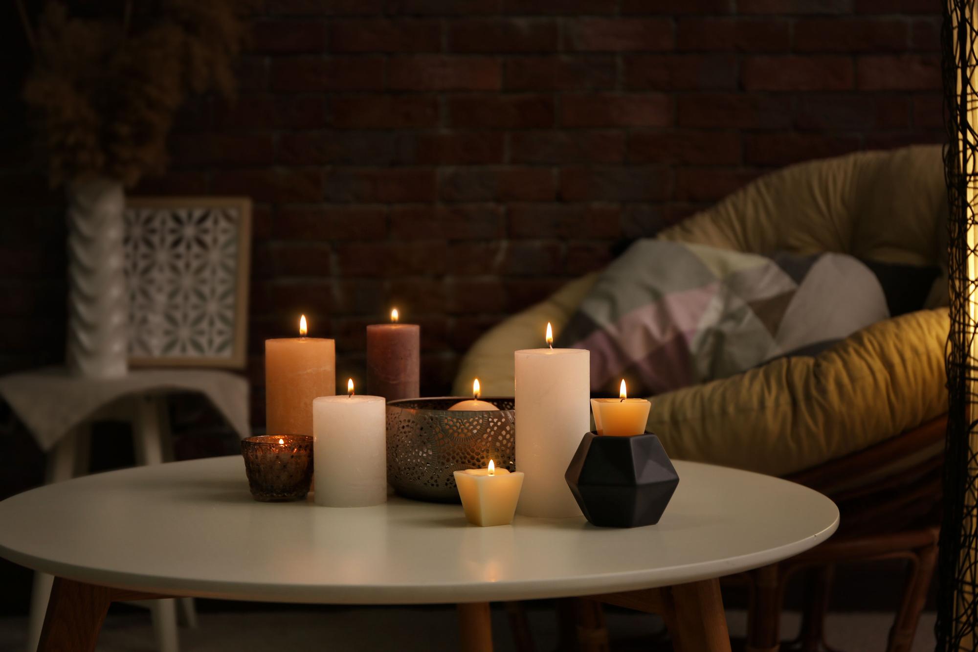 Un salón decorado con velas.