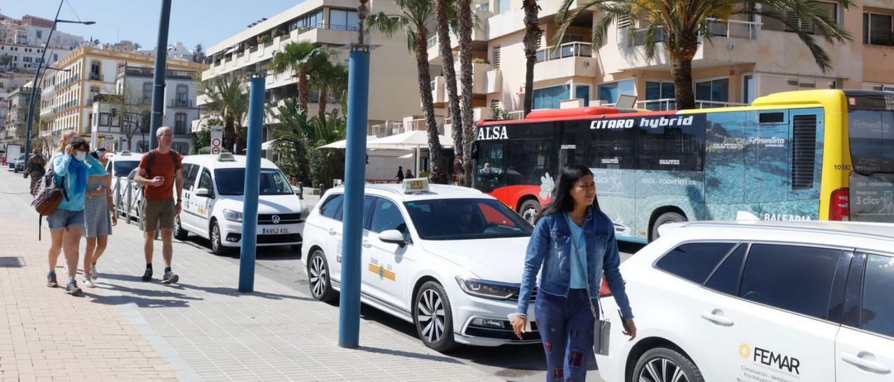 La parada de taxis del puerto de Eivissa. | J. A. RIERA