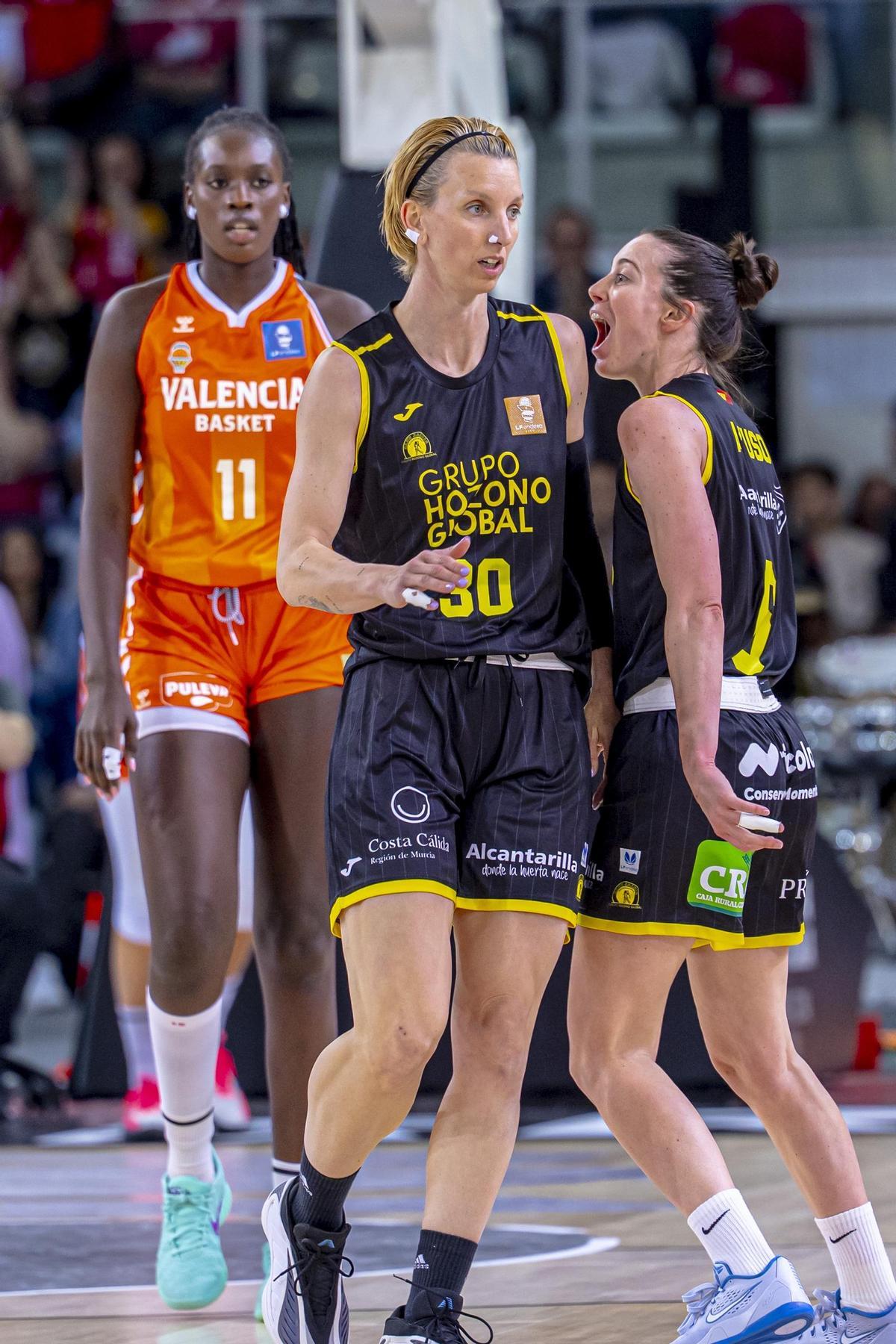 Laura Gil y Aina Ayuso, celebrando una canasta en la final de la Copa de la Reina