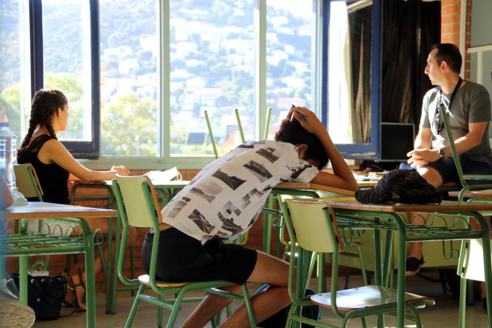 Alumnes realitzant el primer exàmen de les PAU a l'Institut Cap Norfeu de Roses