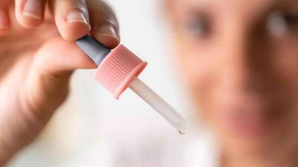 Una mostra líquida analitzada en un laboratori.