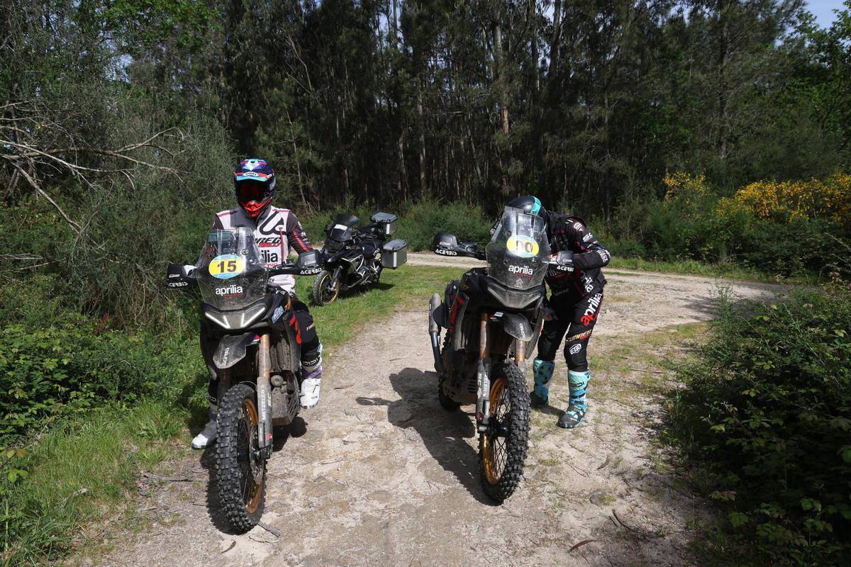 Los dos pilotos de Aprilia en un punto de control en Xiabre.