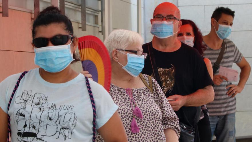 Diversos veïns de Santa Coloma de Gramenet fent cua per fer-se una prova PCR