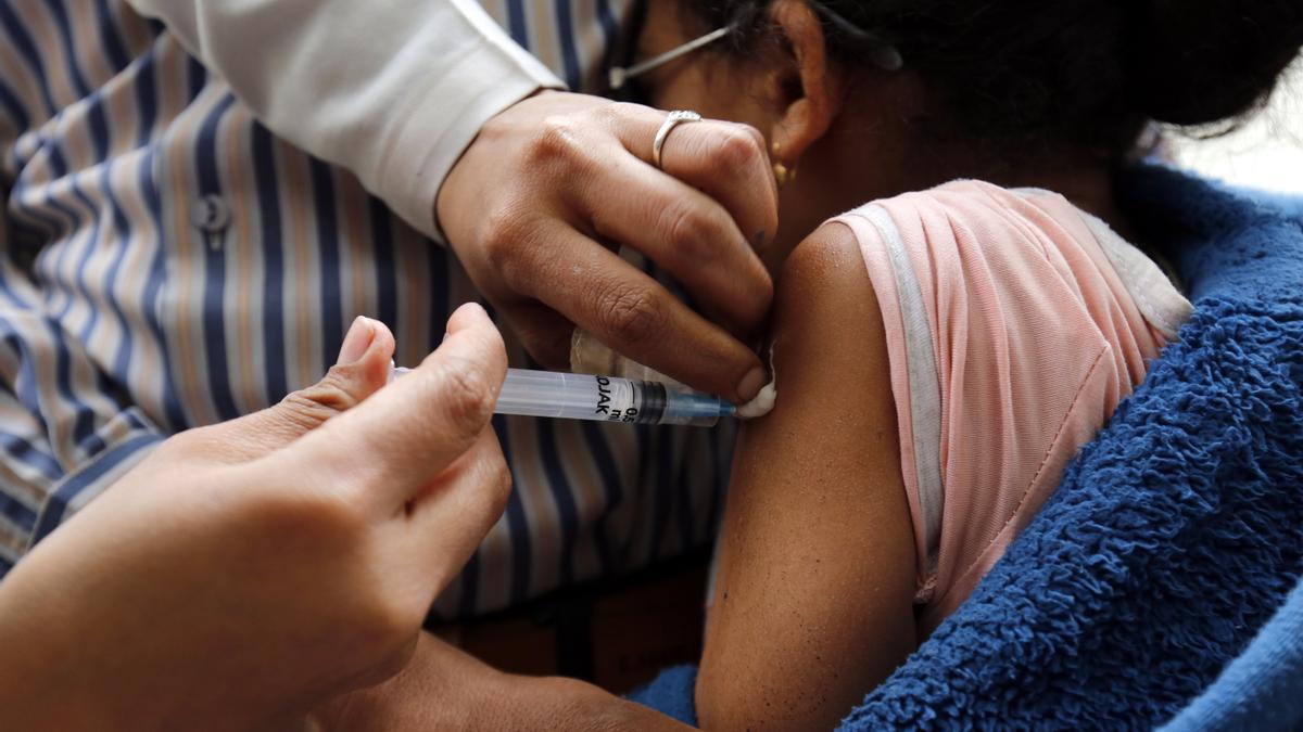 Los pediatras piden vacunar a los niños de la enfermedad..