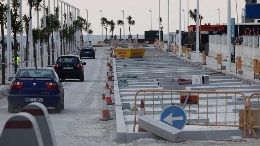 La avenida José García Bernardo, con el tráfico desviado por las obras.