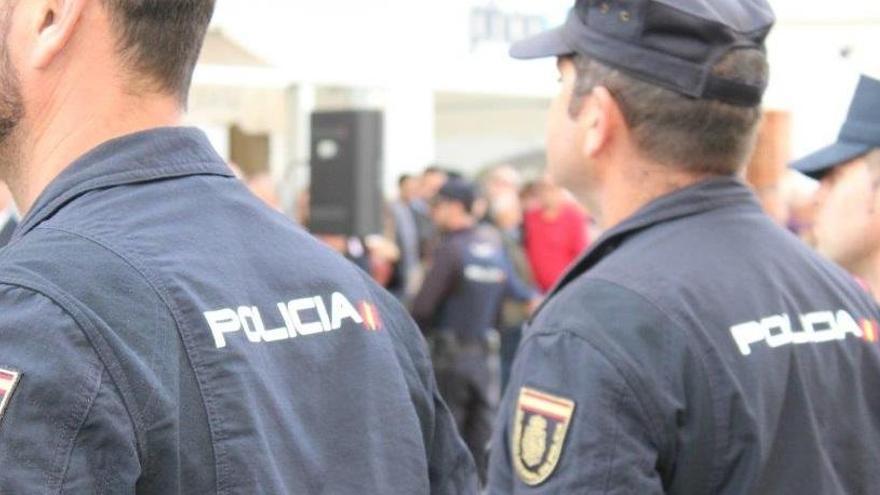 Dos agentes de la Policía Nacional