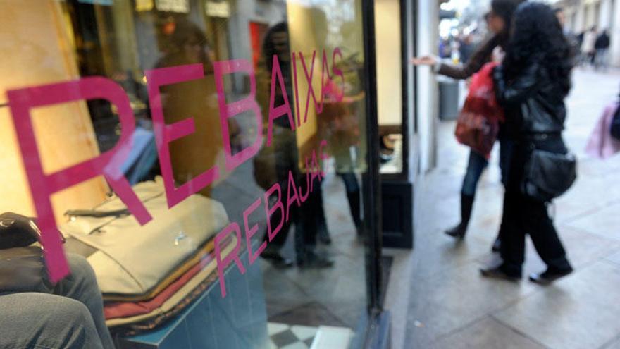 Comercios en A Coruña durante la temporada de rebajas.