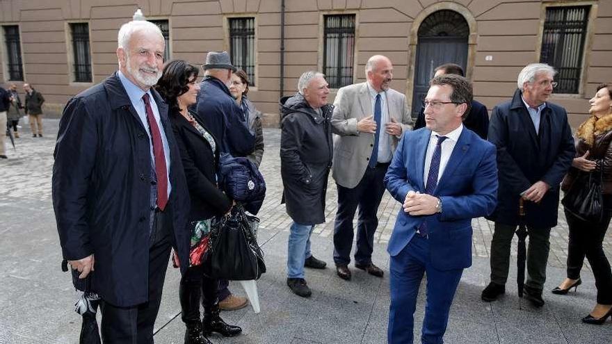 Salvador Gutiérrez, a la izquierda, con Catarina Valdés y el consejero de Educación, Genaro Alonso, ayer, antes de la conferencia que ofreció en la Escuela de Comercio.