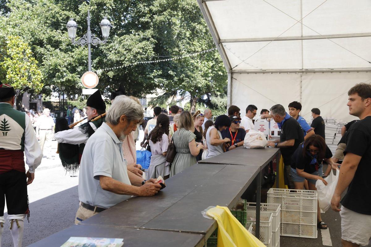 Santullano dice adiós a las fiestas de Santa Filomena con el reparto de 4.200 bollos preñaos en Oviedo, en imágenes