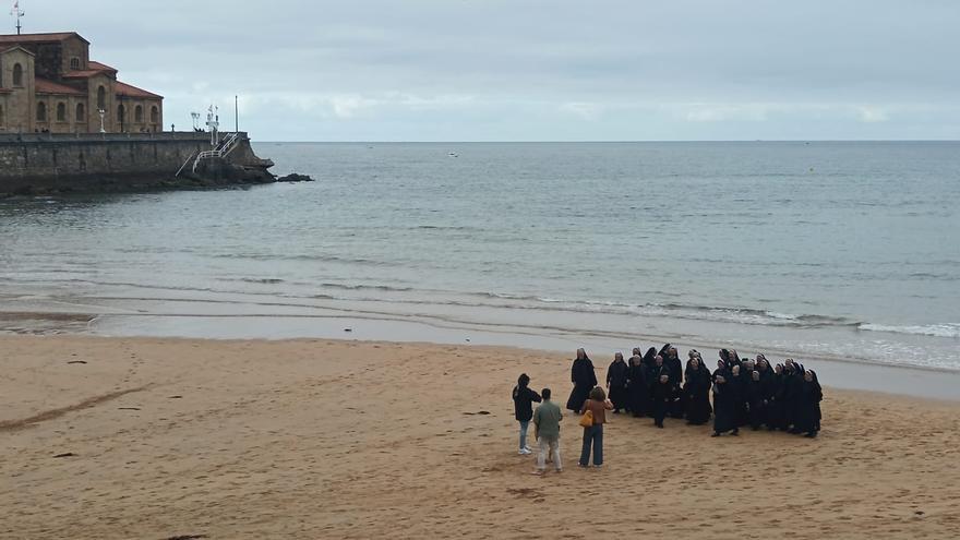 La peculiar imagen de un grupo de monjas en la playa de San Lorenzo