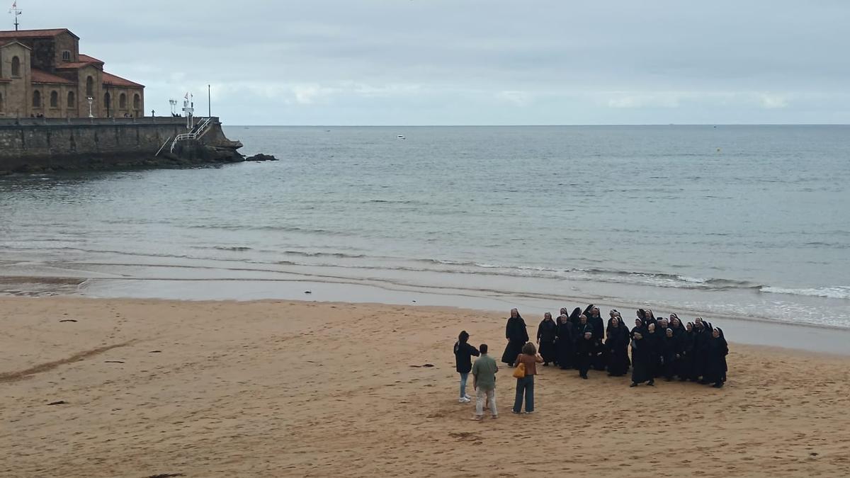 La curiosa imagen de unas monjas en la playa de San Lorenzo de Gijón