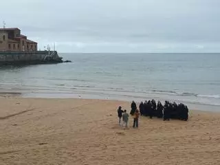 La curiosa imagen de unas monjas en la playa de San Lorenzo de Gijón
