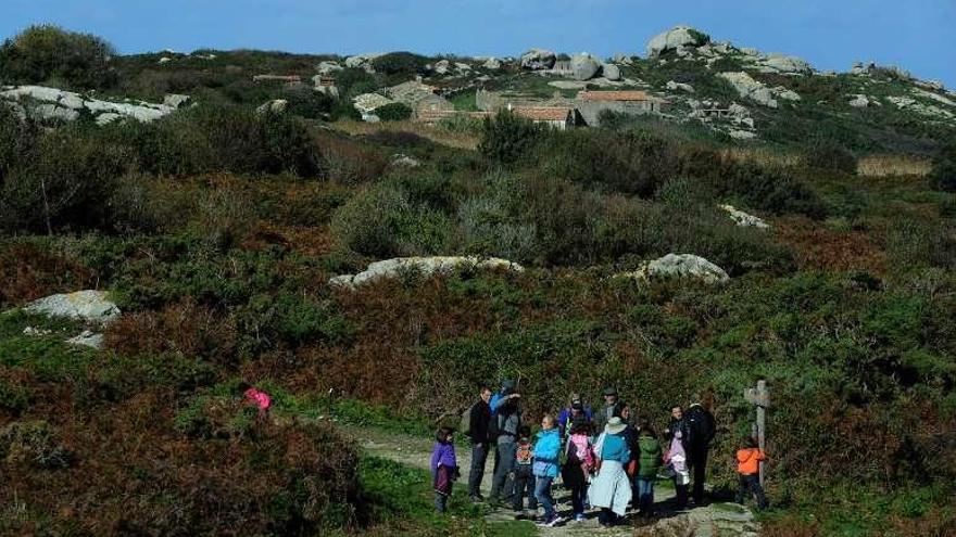 Excursionistas cerca de la aldea. // Iñaki Abella