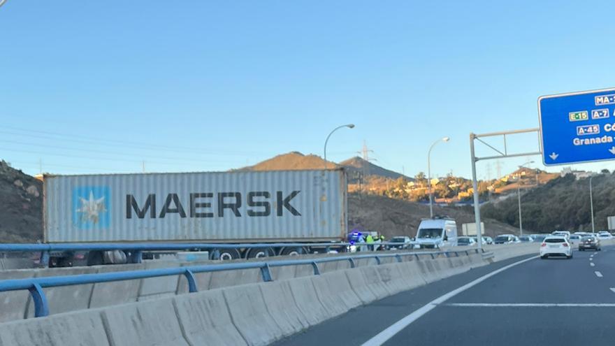 Un herido en el accidente de un camión en la circunvalación de Málaga