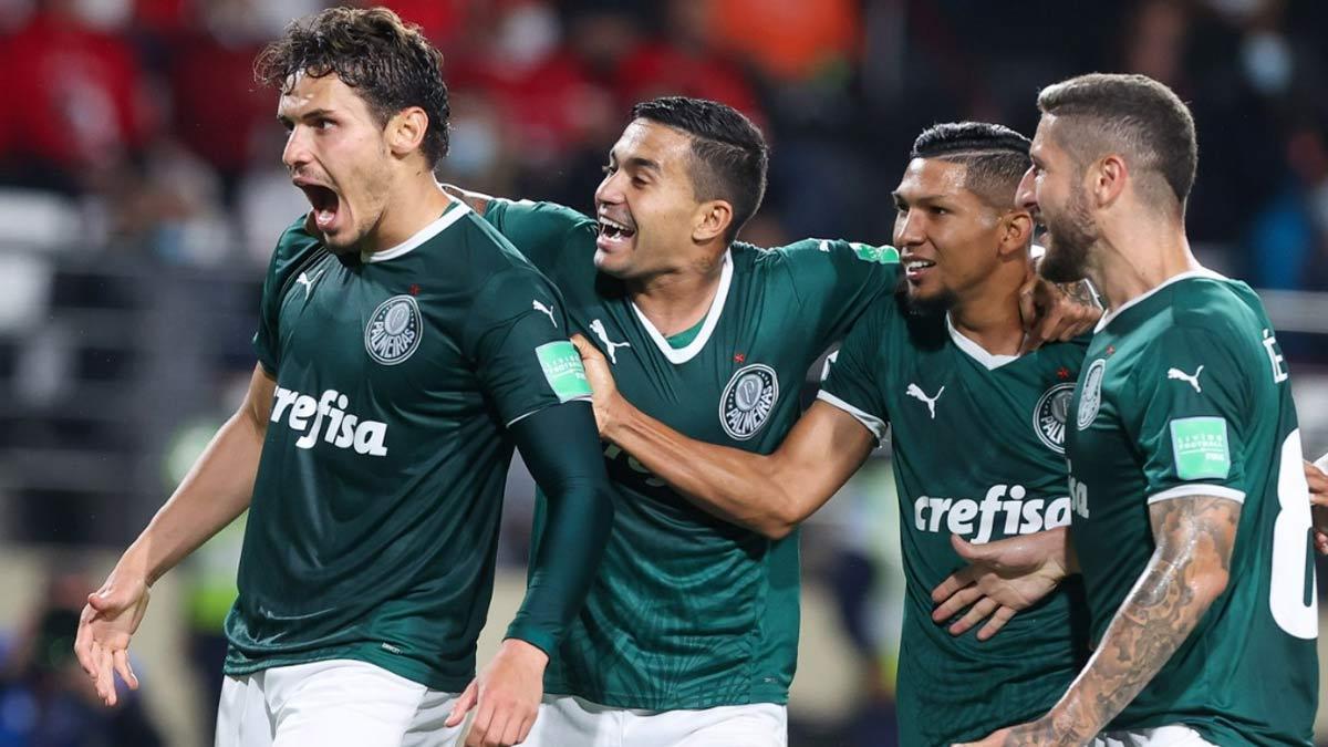 Raphael Veiga celebra con sus compañeros el primer gol del Palmeiras