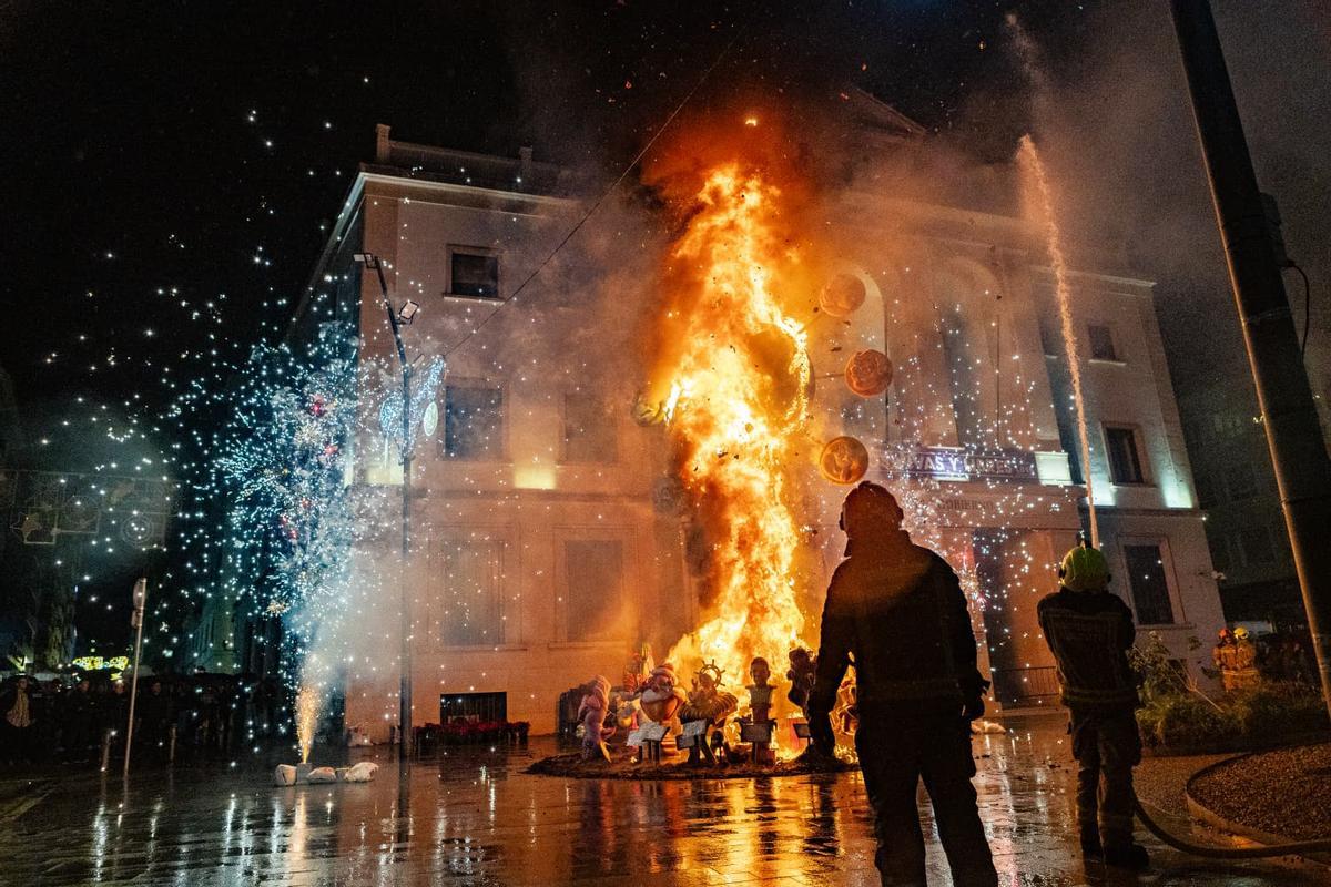 El monumento ha ardido antes de lo previsto por la lluvia.