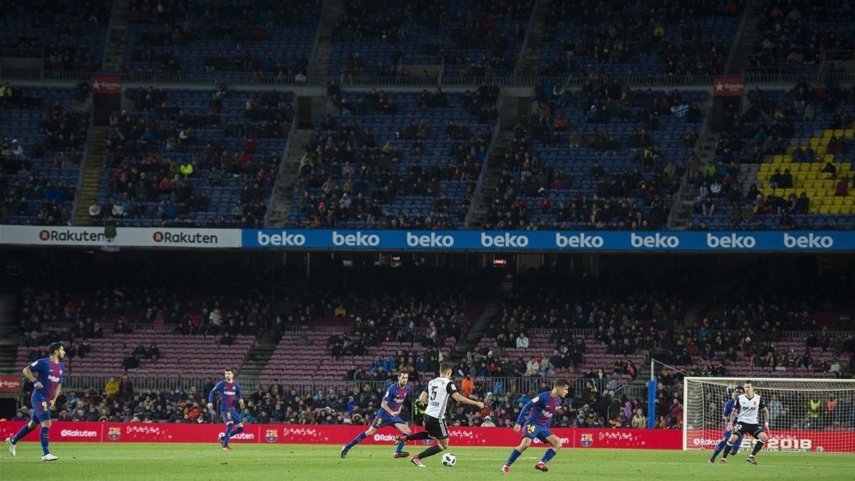 Gradas semivacías en el Camp Nou ante el Valencia.