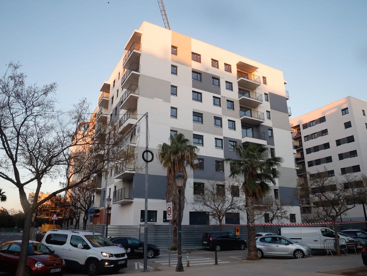 El edificio está en su última fase de construcción.