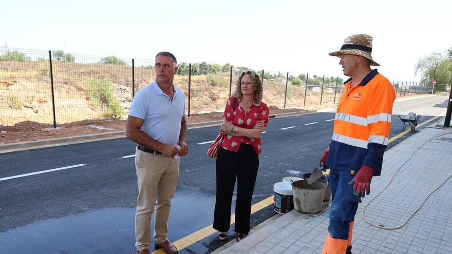 Torrent reabre la calle del Xenillet arrasada por la dana tras reconstruir 200 metros de ladera y sumar 45 plazas de aparcamiento
