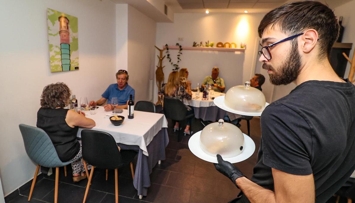 Un camarero sirviendo a los clientes en un restaurante de Alcoy.