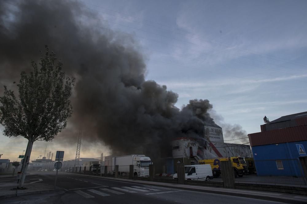 Un incendio en la antigua fábrica de hielo enciende las alarmas en la ciudad