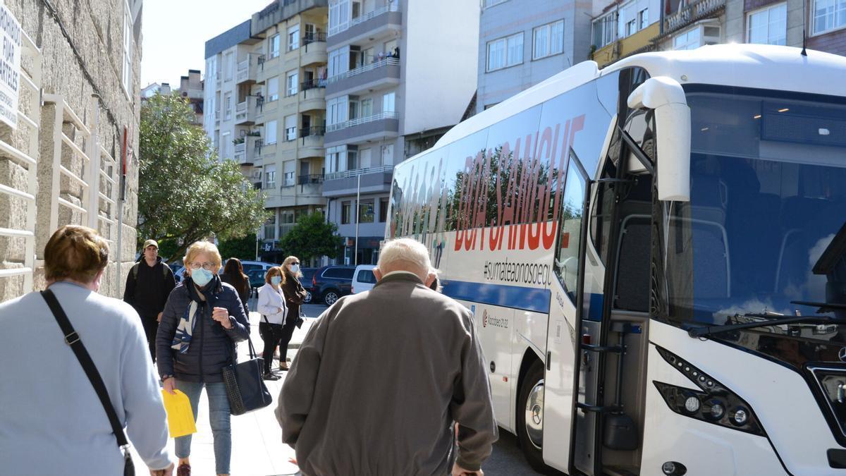 Autobús de donación en una campaña anterior en Moaña.