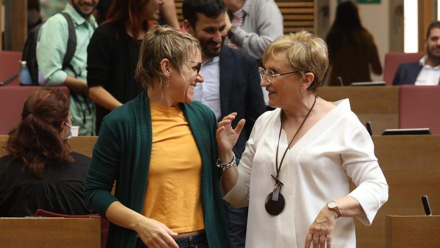 La síndica socialista, Ana Barceló, y la de Compromís, Papi Robles, en un pleno de las Corts