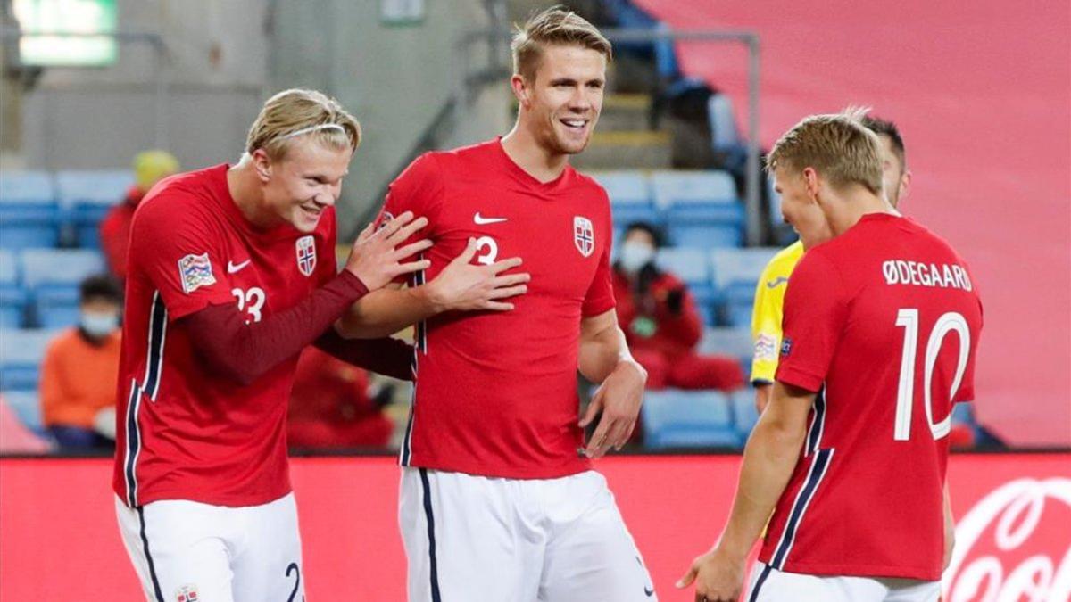 Haaland y Odegaard celebran uno de los goles noruegos ante Rumanía