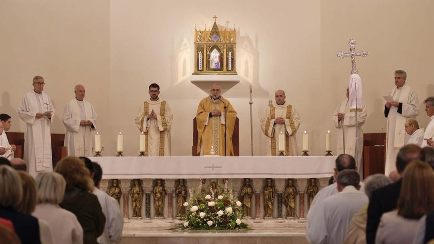 El arzobispo de Oviedo, Jesús Sanz Montes, en el centro, oficia la misa en la capilla mayor del Seminario Metropolitano.