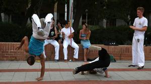 Classes de capoeira a la plaça dels Campions.