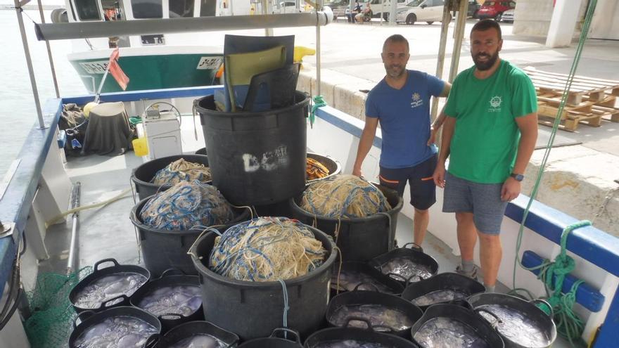 Pescadores de Gandia recogen medusas en la costa