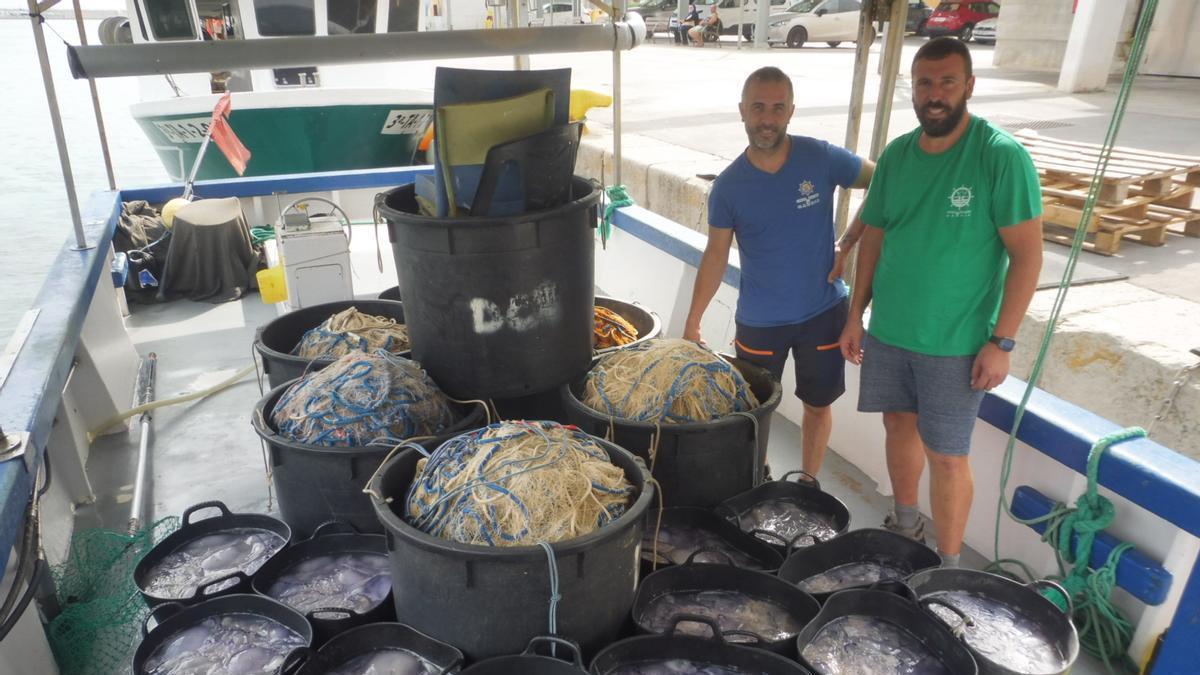Pescadores de Gandia recogen medusas en la costa