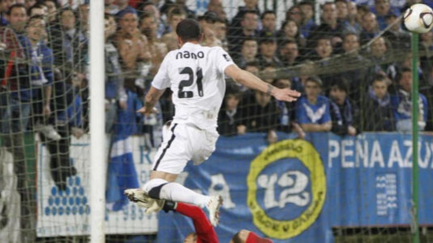 El delantero del Oviedo Nano bate al portero del Marino Rafa Ponzo en la última victoria de los azules fuera de casa.