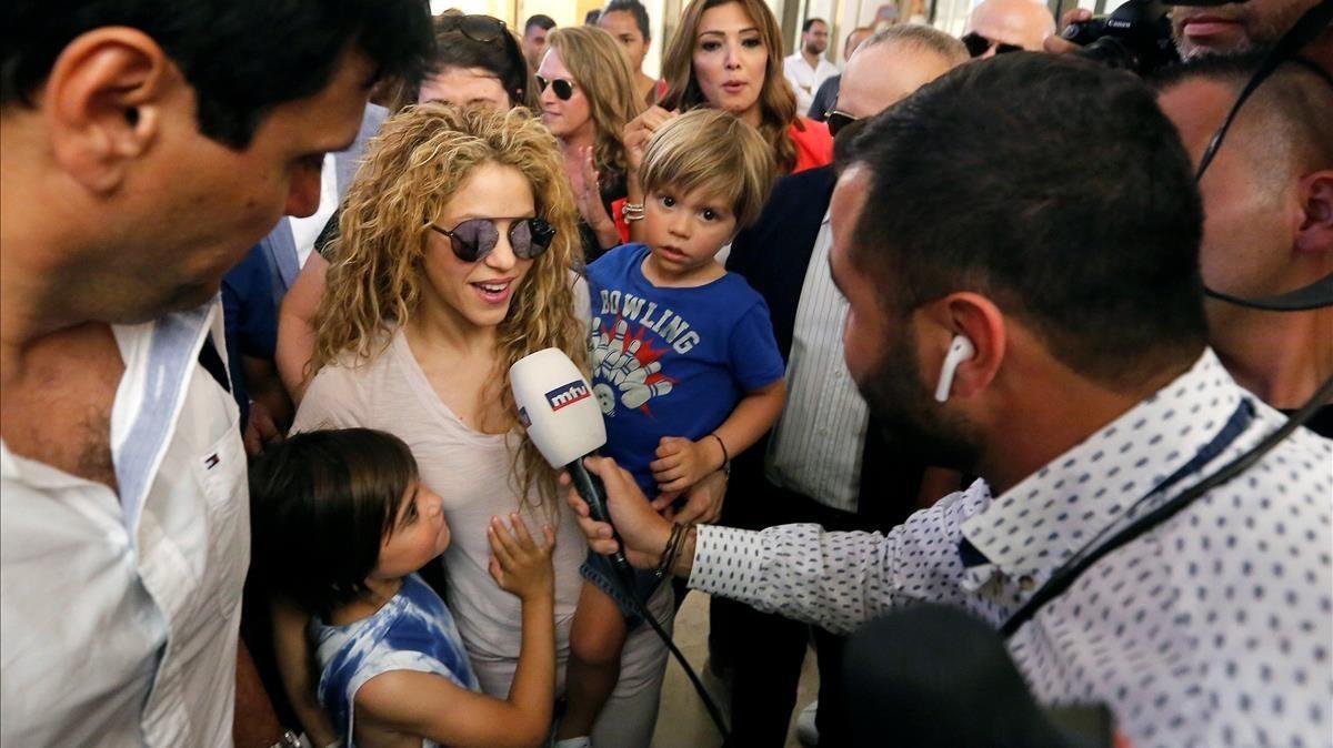 lmmarco44283412 colombian singer shakira arrives with her kids at the airpor180919183916