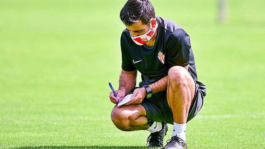 David Gallego toma notas durante el entrenamiento.