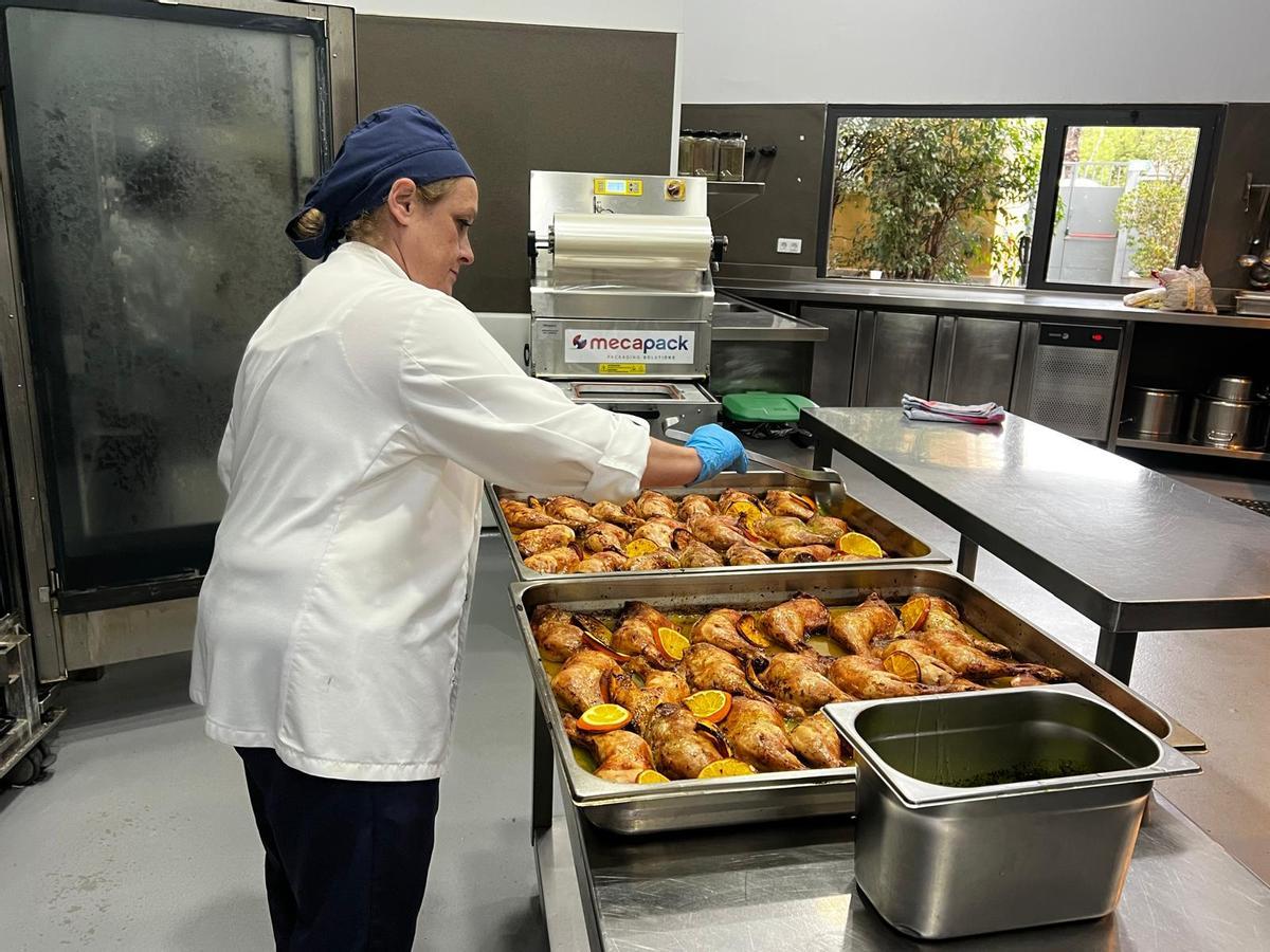 Las cocinas de Casa Caridad preparará menús especiales para Navidad y Nochebuena
