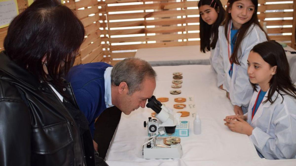 El alcalde Reguera en uno de los puestos de la I Feria de la Ciencia.