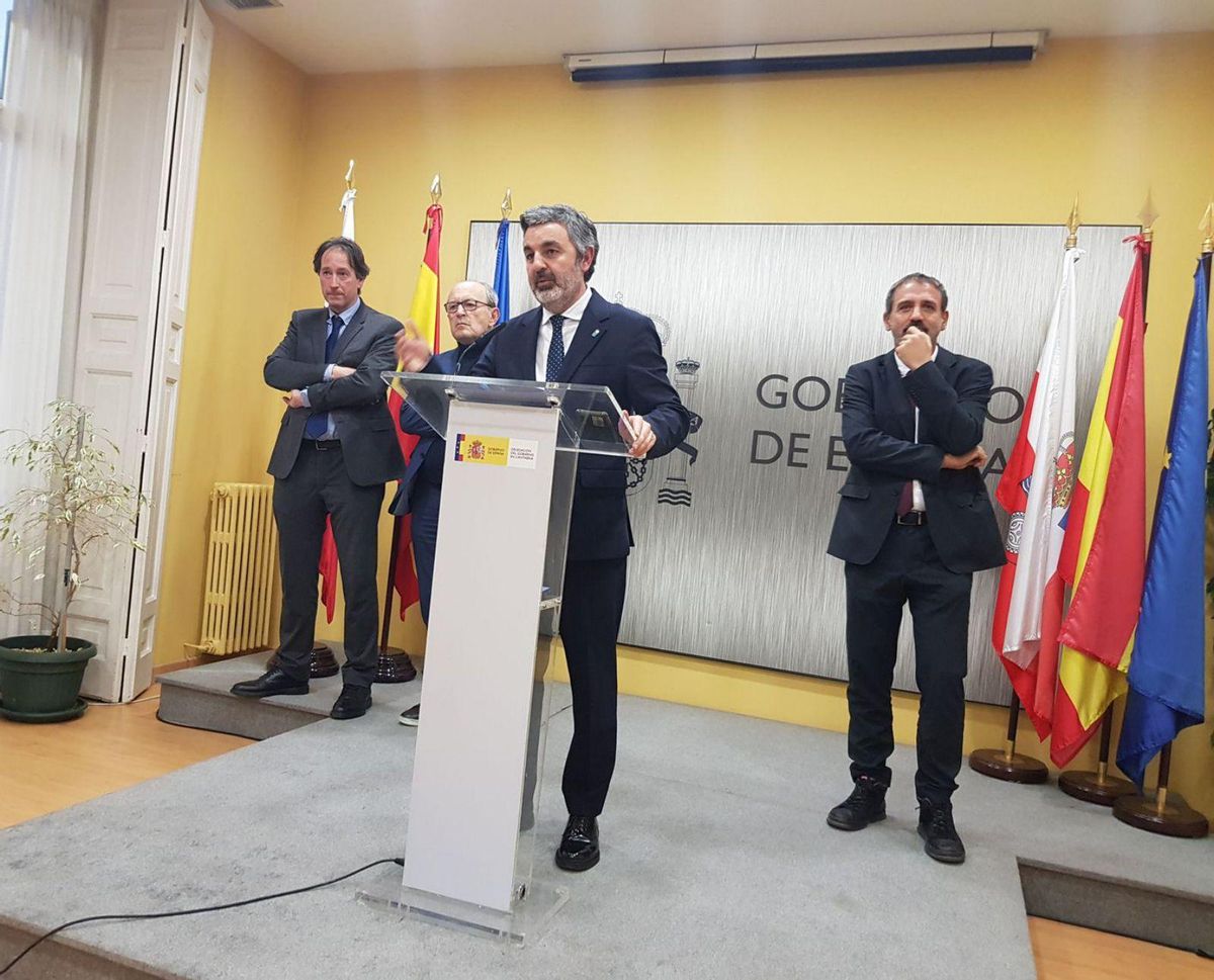 Por la izquierda, los consejeros cántabros de Industria, Francisco Javier López Marcano, y Obras Públicas, José Luis Gochicoa; Alejandro Calvo, y Xavier Flores, ayer, en Santander. | Ramón Díaz